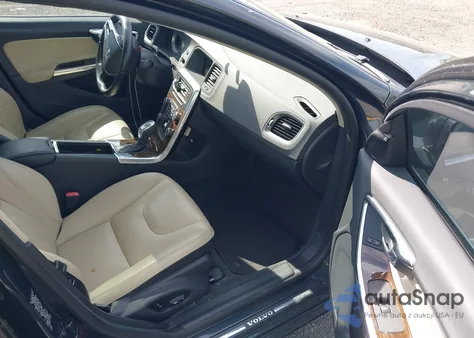 2013 Volvo S60 T5 z USA, uszkodzony, nr VIN YV1612FH2D2206523